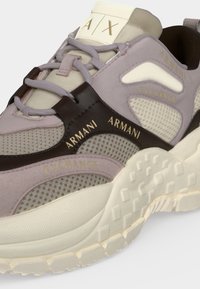 Chunky sneaker με μπεζ και μωβ δίχτυ, δερμάτινες επικαλύψεις, κρεμ σόλα και λογότυπο Armani Exchange στα πλάγια και στη γλώσσα.