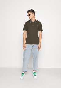 Lyle & Scott TIPPED - Polo - olive/white