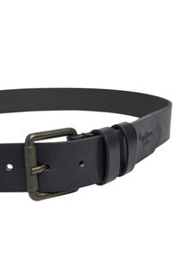 Cinturón de cuero negro con una hebilla de metal oscuro texturizada. Cuenta con múltiples agujeros y un diseño elegante envuelto cerca de la hebilla.