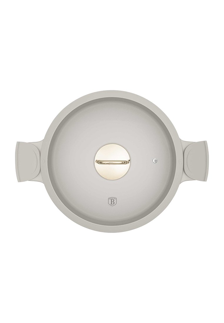 Pot rond, gris clair avec deux anses ; couvercle plat doté d'un bouton central en laiton et d'un logo gravé. Texture de surface lisse et mate.