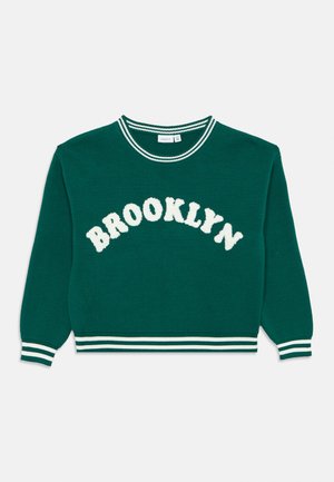 Zelený pletený sveter s nápisom "BROOKLYN" v chlpatej bielej farbe. Obsahuje pruhovaný rebrovaný golier a manžety, a má voľný strih.
