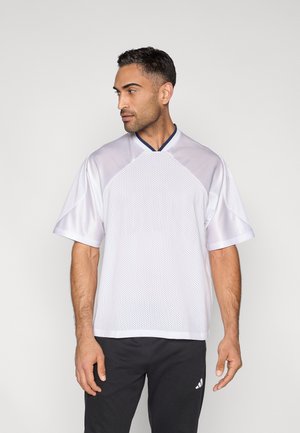 Camiseta deportiva de malla blanca con mangas cortas, con escote en V y ribete azul marino. Tejido ligero y transpirable, diseñado para la comodidad.