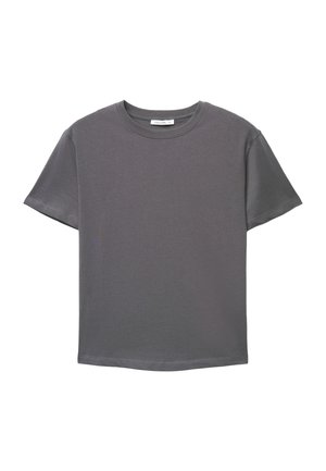 Maglietta girocollo a maniche corte di colore grigio scuro, stesa in piano, che mostra il davanti e l'etichetta sul colletto.