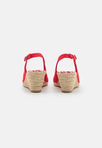 Scarpe con tacco a cuneo in tessuto rosso, con retro chiuso, cinturino alla caviglia regolabile e tacco avvolto in juta con superficie texture.