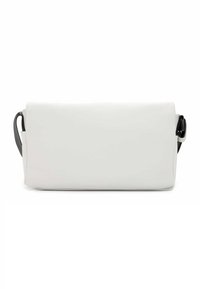 Bolso de mano de cuero blanco con forma rectangular, que presenta un diseño plano sencillo y una correa de hombro negra. Textura suave sin hardware visible.