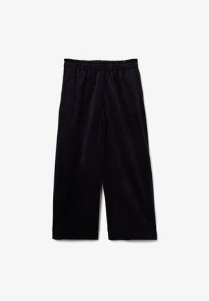 Pantaloni neri cropped realizzati in un morbido e soffice tessuto con una cintura elastica. Presentano una vestibilità ampia e non hanno chiusure o tasche visibili.