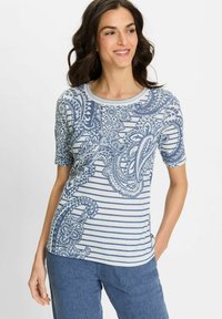 Helles blaues T-Shirt mit kurzen Ärmeln, ausgestattet mit einem navyfarbenen Paisleymuster und horizontalen Streifen. Weicher Stoff und runder Halsausschnitt.