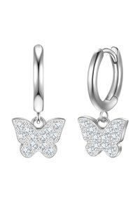 Sudraba auskari ar riņķiem, kuriem ir tauriņu piekariņi, rotāti ar caurspīdīgiem, mirdzošiem kristāliem, demonstrējot gludu metālisku apdari un sarežģītu detaļu izstrādi.