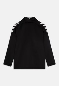 Camisa atlética preta de mangas compridas com colarinho alto, detalhes em listras brancas nos ombros e uma textura simples e suave.