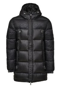 Must be a black puffer jacket, millevoodiga, millel on tikkimistekstiur, kaks lukuga esi-taskut ja tagasihoidlik bränding tumedas trükimustris.