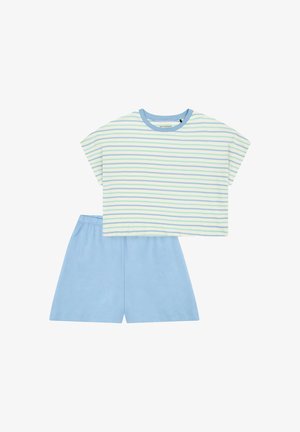 Gestreiftes Kurzarmhemd in Hellblau, Grün und Weiß mit rundem Kragen, kombiniert mit einfarbigen blauen Shorts, beide aus weichem Stoff.