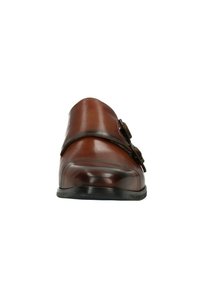 Chaussures en cuir marron à enfiler avec un bout rond, deux boucles, une finition brillante et une semelle plate en caoutchouc. Présente un design supérieur sans coutures.