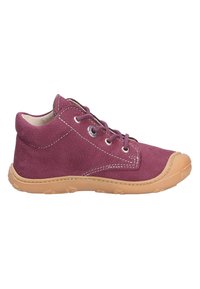 Chaussure montante en cuir violet à lacets avec semelle en caoutchouc beige et bout renforcé, conçue pour un usage décontracté.
