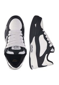 Zapatillas en blanco y negro con material de malla y sintético, puntera redonda, suela texturizada, cordones blancos y logo distintivo en la lengüeta.