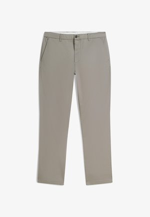 Pantalon slim gris clair avec passants pour ceinture, fermeture à boutons sur le devant et poches latérales inclinées, présenté à plat sur fond blanc.