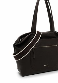 Brūna teksturēta ādas rokassomiņa ar diviem rokturiem un noņemamu siksnu. Ir priekšējā rāvējslēdzēja kabata un smalkas logotipa detaļas.