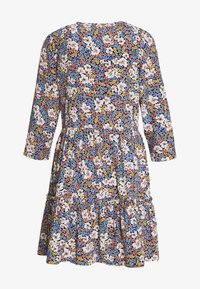 Šaty s květinovým potiskem, kulatým výstřihem, tříčtvrtečními rukávy a tiered volánkovým lemem. Obsahují směs modrých, bílých, růžových a žlutých květin.