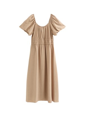 Beżowa sukienka midi z krótkimi bufkami, marszczonym dekoltem oraz taliowaniem, prezentowana na białym tle.