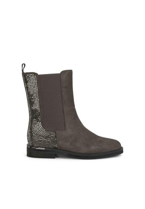 Stivale alla caviglia grigio in suede con pannelli laterali elastici, dettagli in rete metallica e suola piatta in gomma. Linguetta sul tallone per una facile calzata.