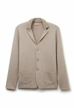 Beige stickad cardigan med skräddarsydd krage, framfickor och knäppning med fyra knappar. Mjuk textur med en raffinerad design.