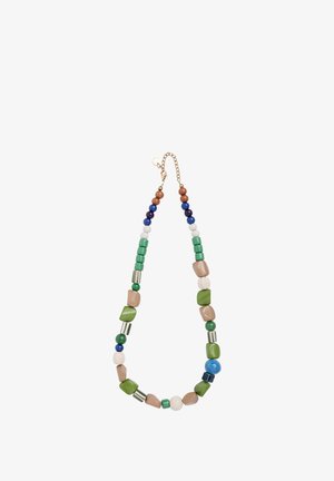 Collar de cuentas con cuentas verdes, azules, marrones y crema en varias formas; presenta acentos metálicos y una cadena de tono dorado.