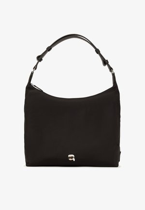 Melnā neilona plecu soma ar gludu tekstūru, izliekta forma un viena siksna. Priekšpusē ir neliels logo.