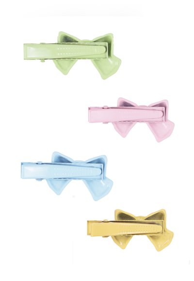 Quattro fermagli per capelli in colori pastello: verde, rosa, blu e giallo. Ognuno presenta un design lucido a forma di fiocco con una presa texturizzata.