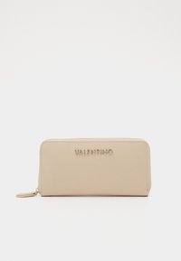 Cartera con cremallera beige con el logo "VALENTINO" en relieve. Fabricada en material texturizado, presenta un acabado suave y un diseño minimalista.
