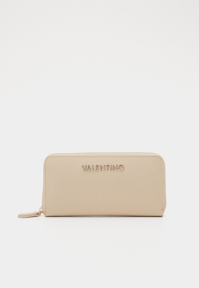 Cartera con cremallera beige con el logo "VALENTINO" en relieve. Fabricada en material texturizado, presenta un acabado suave y un diseño minimalista.