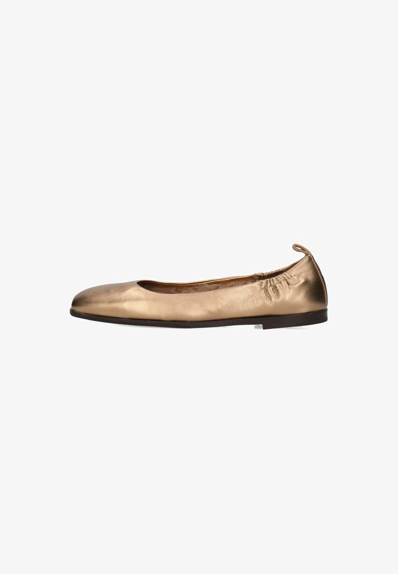 Ballet flat in oro metallico con punta tondeggiante, texture in pelle morbida, bordo elastico e tacco piccolo. Design minimalista senza hardware visibile.