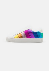 Witte sneakers met gekleurde metallic strepen in roze, paars, blauw, groen, goud en oranje. Gladde textuur met een minimalistisch ontwerp.