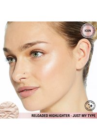 Un surligneur rechargé dans une teinte rose clair avec une finition texturée. Le modèle présente une lueur subtile sur la peau, mettant en valeur des contours lisses.