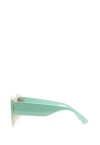 Occhiali da sole verde menta con lenti rotonde trasparenti, caratterizzati da una finitura liscia e lucida e da asticelle sottili che si affusolano a punte appuntite.