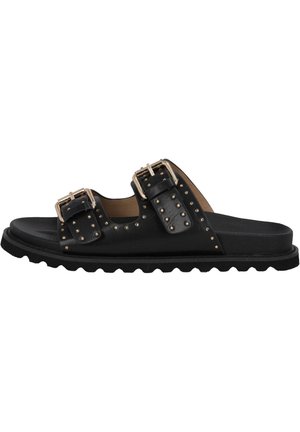 Černé kožené sandály na klínu s dvěma širokými pásky, zlatými sponami a vybavením s cvočky. Texturovaná černá gumová podešev.