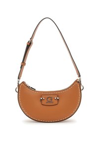Sac à épaule en cuir tan, de forme demi-lune, avec des coutures blanches, une plaque logo en argent et une bandoulière réglable. Fermeture zippée en haut.