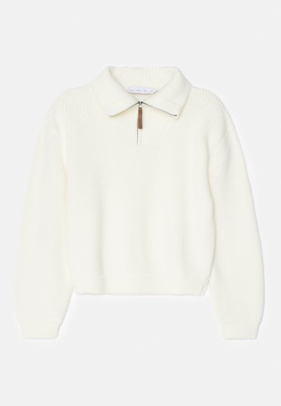 Baltas megztinis su plokščiu apykakle, ketvirčio užtrauktuku ir dryžuotomis rankogaliais bei apatine dalimi. Minkšta tekstūra, laisvas siluetas.