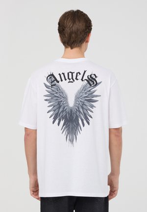 T-shirt bianca in cotone con un grande design di ali grigie e la scritta "Angels" in nero stampata sul retro. Maniche corte, vestibilità morbida.