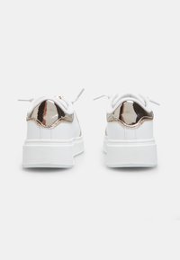 Bata Tossud - bianco
