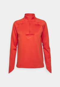 Roter Nike-Pullover mit hohem Kragen, Viertelreißverschluss, langen Ärmeln und kleinem Logo auf der Brust. Glatter Stoff mit schmälender Passform.