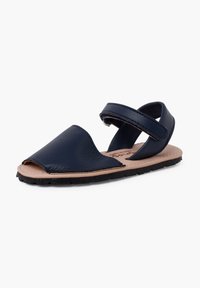 Sandal in pelle blu navy con design a punta aperta, cinturino regolabile e soletta beige; suola in gomma testurizzata per una buona aderenza.