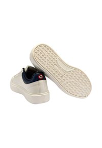 Sneaker bianche con accenti blu navy, parte superiore in pelle liscia, punta arrotondata, suola in gomma testurizzata con un motivo e piccolo dettagli del logo sulla parte posteriore.