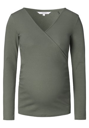 Langsleeve, v-hals zwangerschapsblouse in olijfgroen. Geribbelde textuur met een getailleerd ontwerp, voorzien van wikkeldetail en zijruche voor comfort.
