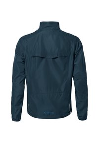 Marineblå vanntett jakke med ståkrage, frontlommer og bakflap for ventilasjon. Har justerbare mansjetter og ventilasjonsåpninger.