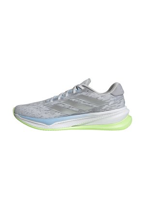 Chaussure de sport grise avec une tige texturée, accents bleu clair et semelle verte. Présente trois bandes argentées sur le côté et un design à lacets.