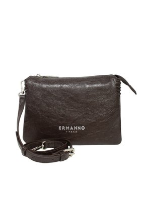 Borsa a pochette in pelle marrone con superficie tessurizzata, dettaglio del logo in argento e tracolla removibile. Presenta una chiusura con zip e una forma rettangolare elegante.