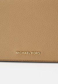 MICHAEL Michael Kors JET SET FLAP XBODY - Sac bandoulière - camel