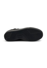 Suela de zapatilla negra con una superficie de goma texturizada y ranuras diagonales y horizontales para tracción y agarre.