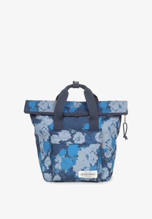 Bolso tote azul y gris con un patrón de salpicaduras, material de tela, parte superior ajustable, dos asas cortas y un bolsillo frontal con cremallera.