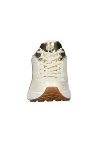 Sneaker beige con accenti metallici dorati; materiale testurizzato sulla parte superiore, punta rotonda, lacci piatti e suola in gomma con dettaglio del logo sul tallone.