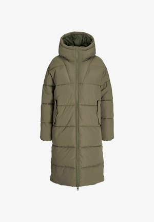 Manteau doudoune vert olive avec capuche, terminé par un design long, une fermeture éclair à l'avant et des coutures horizontales. Poches latérales comprises.
